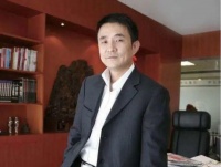 负债800亿，携61亿与女星出逃国外，父亲下葬也不回国