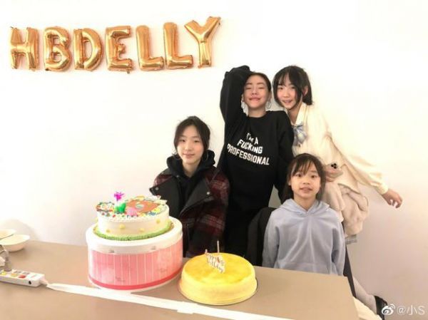 小S与三个女儿同框