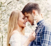 “女儿，快把3万年终奖拿来，你未来弟媳催着要彩礼”“遵命！”