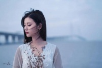 回望一眼，原来曾经那么惊艳的少年也泯然众人矣了