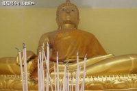 “穷人越拜佛越穷，富人越烧香越富”，不明白这些烧香拜佛也无用