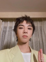 华晨宇绿洲晒鼻孔式自拍 久违比标志性手势超帅气