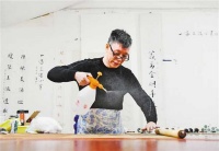 神技！“画医”妙手让书画残片重获新生