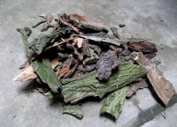 1种树皮，拿来铺面、垫底都可以，哪怕最娇贵的兰花，效果也很好