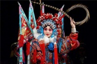 河北老人男扮女装30年，攒下百万家产却遭女儿断绝关系，现怎样了