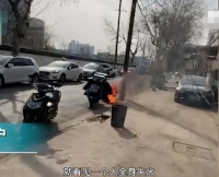 江苏泰州一外卖员汽油浇身点火自伤，获救后声称：我要我的血汗钱