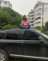 女子感情受挫，坐在大众途锐车顶，把园艺剪刀抵在脖子上试图自杀