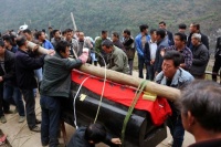 “雨打坟，出贵人；雨打棺，财人疏”，有没有道理？并非全是迷信