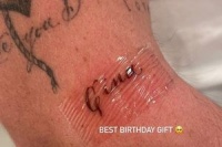 小贝大儿子将未婚妻奶奶名字纹身上 女方感动晒照