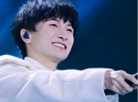 周深平时玩闹会觉得他很坦诚，像身边的朋友，看到他就心情很晴朗