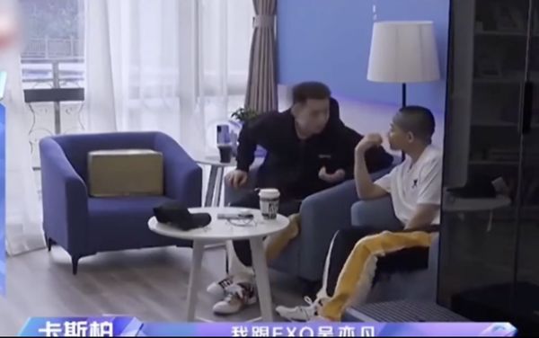 卡斯柏与苏醒聊出道经历（《追光吧哥哥》节目截图）