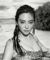 冷军看他画“张雨绮戏水”出神，放大3.14倍再看，终于明白！