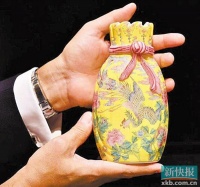 一个玻璃胎的瓶子可能做了两年 乾隆料胎画珐琅包袱瓶说:“我太难了”