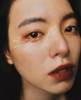 它引导我们穷尽一生，去爱一些不能爱的事物