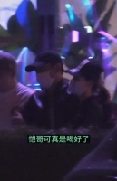 郑恺街头酩酊大醉，需靠苗苗与助手搀扶才能走，连上车都要抬？