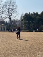 “鱼蛋侠”上线！蔡少芬儿子穿蝙蝠侠披风可爱活力