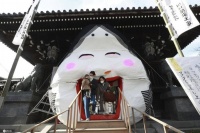 日本神社门前竖立巨型“福和女神”面具 民众过“福口”祈好运