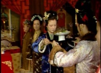 《红楼梦》中，宁国府中秋家宴，因何会发生怪事？这暗示了一件事