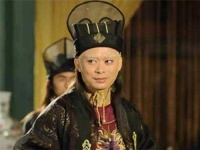 皇帝梳头梳出白发，感叹膝下无子，太监下跪：皇子6岁了