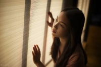 闺蜜借钱30万不还，女孩跪地求：人这一生，活的就是人品