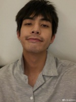 宋威龙没刮胡子被问“你谁” 回复称帅哥的事少管