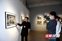 希望工程照片《大眼睛》来了 通过希望之镜映出影像的力量