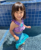 陈冠希晒3岁女儿背影照 Alaia面朝大海腿超长