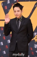 张根硕妈妈逃税被罚款近2千万 儿子事业曾受牵连