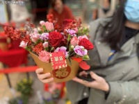 邮储银行霞山支行营业部组织开展“赠人玫瑰 手有余香”插花艺术品鉴活动