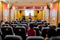 旁边是豪华的白宫，附近花果园体验苗族传统文化的魅力！