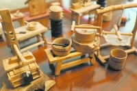 微型木作“磨豆腐” 指尖榫卯透“年味”