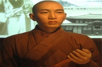 嗜甜如命，脾气古怪，一生潇洒不已，遁入空门依然桃花不断