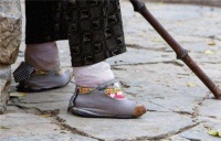 古代女性为了追求美，不惜一切代价，一个吓哭小孩，一个挤坏器官