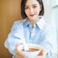 佟丽娅绿洲晒美照庆腊八节 穿蓝白衬衫干练有气质