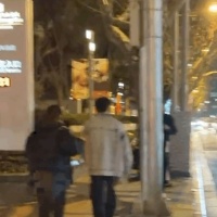 李易峰街头遇狗仔 主动上前靠近狗仔被吓到跑开