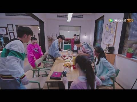 温少卿可太会了,要丛容来尝尝汤,没想到是骗亲亲……