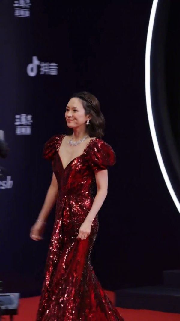 章子怡面对新剧提问做出回应戏播出了就随它去吧……