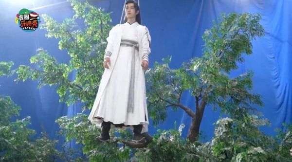 王一博为拍耍帅镜头太拼，反复高空吊威亚，一脸生无可恋