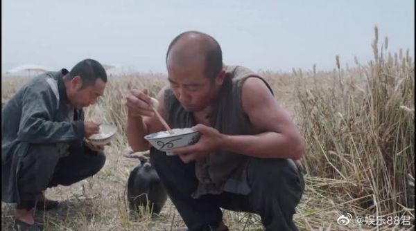 地主婆夸黑娃干活是个猛男，地主当场留下，结果亏大了！