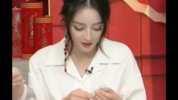 遇到吃的,热巴也抑制不住体内的“干饭人之力”了。。……