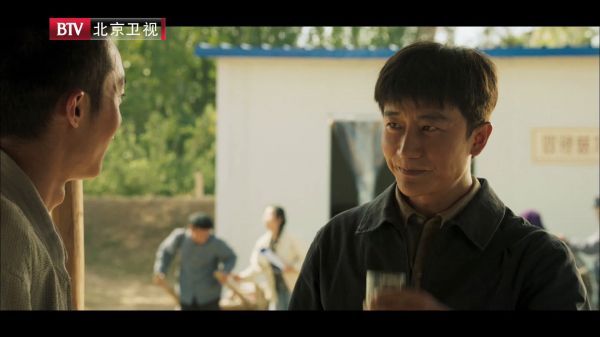 机灵敏捷的马得宝@白宇帆 与客商打擂收菇，成果喜人……