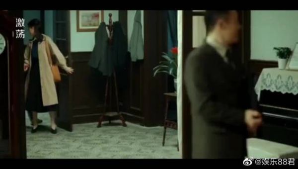 老师带女学生回家,一进门就愣住了,竟找到了自己的亲生父亲
