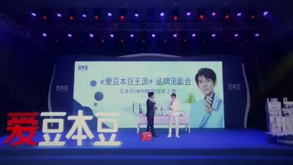 王源给大家拜早年：身体源气满满！事业财源滚滚！家庭团团圆圆！……
