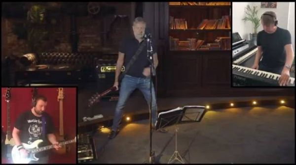 Peter Hook & The Light表演New Order热单《The Perfect Kiss》……