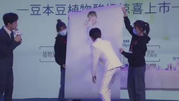 王源 签名海报中间被及时制止“签在这不合适，弟弟”