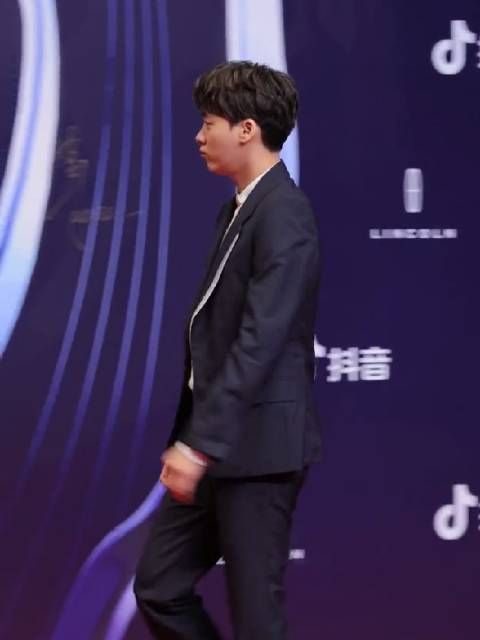 李易峰 红毯现场 可爱峰峰低头甜笑，向你走来 