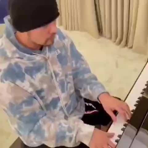 乱吃瓜不如来看看周杰伦之前和好友一起弹钢琴的视频吧!