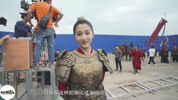 《我就是这般女子》关晓彤花絮,没想到在片场叱咤风云的班将军……