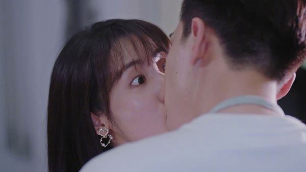 《网剧我的小确幸》第14集——丛容温少卿尝汤吻名场面来了,温少卿是不是爱在厨房屯狗粮,这里撒过的糖可太多了