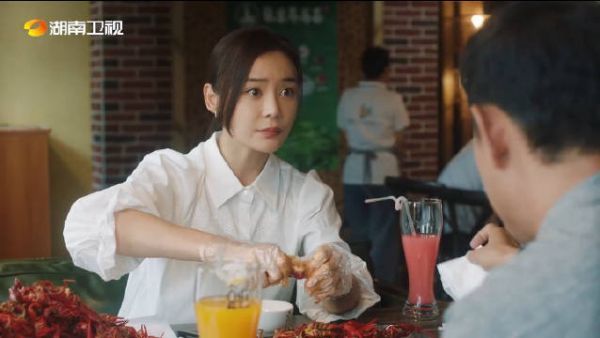 沙干部@袁姗姗 吃麻辣油爆小龙虾胃口大开一锅锅地上……